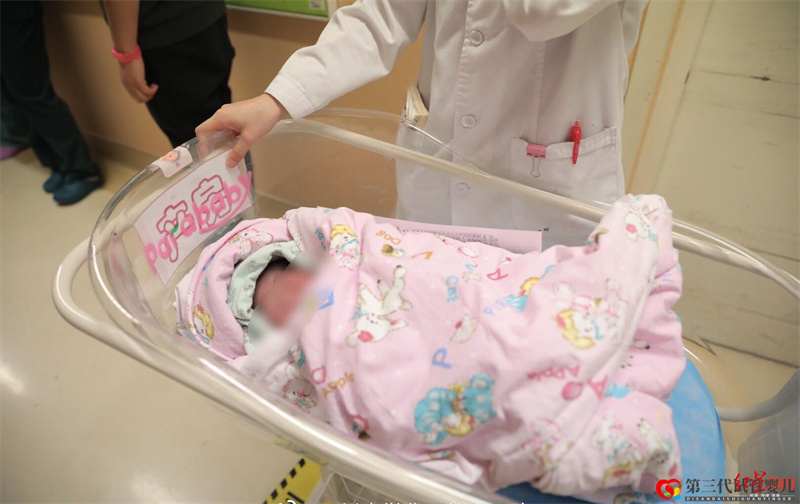 四川首例“第三代试管婴儿”宝宝在四川大学华西第二医院顺利出生(图1) 四川首例“第三代试管婴儿”宝宝在四川大学华西第二医院顺利出生(图1)