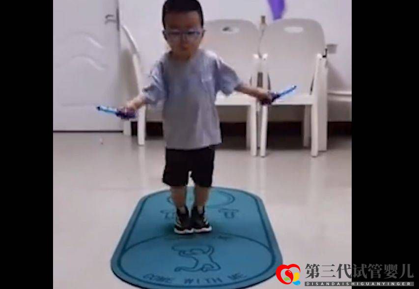 7岁男孩基因突变身高停在3岁,父母陪伴跳绳追高(图1) 7岁男孩基因突变身高停在3岁,父母陪伴跳绳追高(图1)