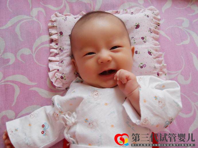 宝宝没事就傻笑,正常吗?这些令人不安的小动作,是高智商的表现(图2) 宝宝没事就傻笑,正常吗?这些令人不安的小动作,是高智商的表现(图2)