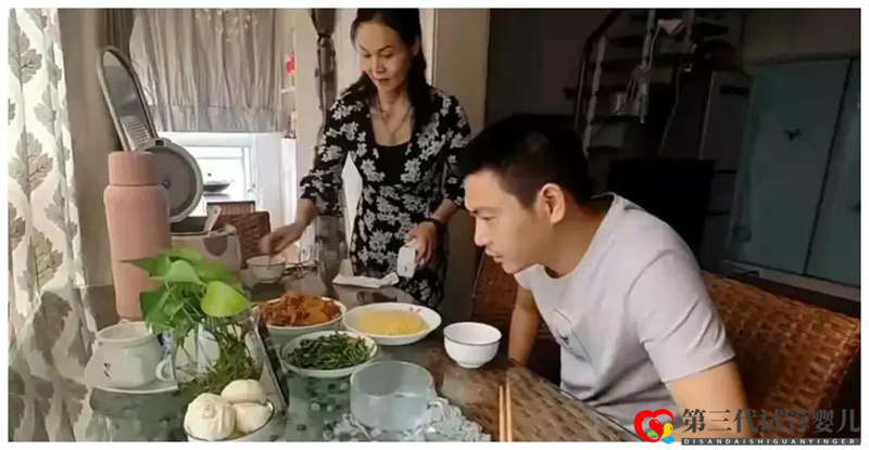 50岁大妈嫁给小20岁小伙,要为他做试管婴儿,网友这是真爱(图5) 50岁大妈嫁给小20岁小伙,要为他做试管婴儿,网友这是真爱(图5)