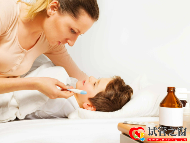 小孩单纯性发烧尽量不要马上看医生,物理降温最有效最可靠(图1) 婴幼儿发烧几率大