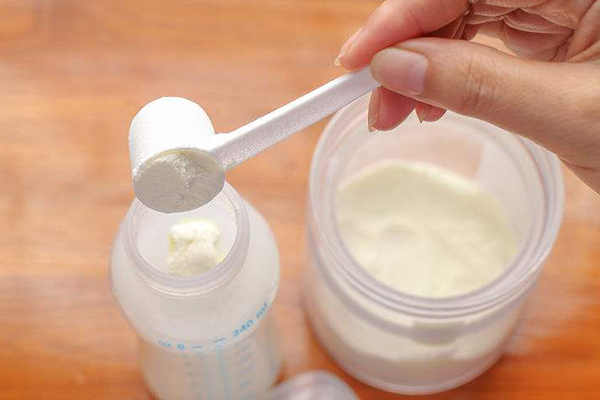 新生儿0-6个月奶粉吃多少毫升对照表,附奶量水配比标准(图2) 一勺奶粉兑30毫升水