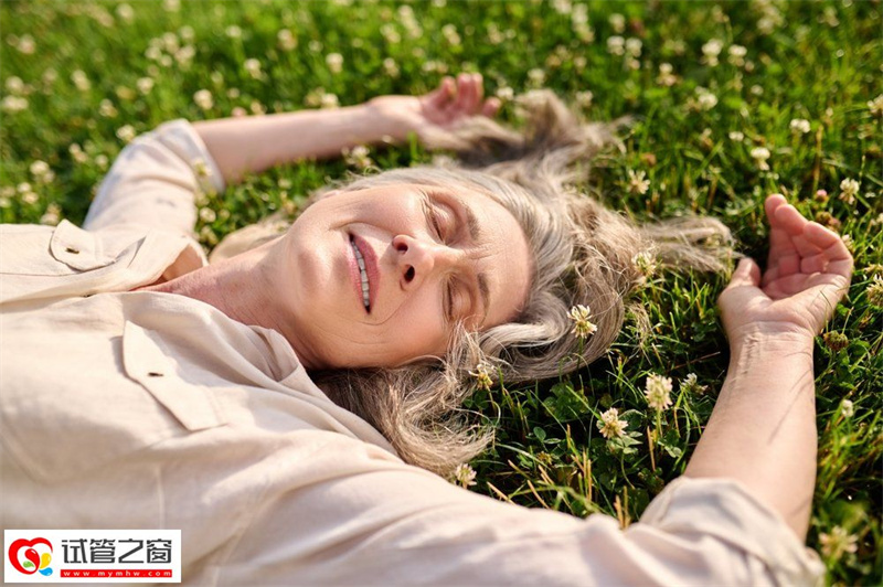 日光排毒:恢复和振兴身体的自然方式(图3) 眼窝,皮肤,微笑,发型,自然界的人,绿色,闪光摄影,快乐,植物,手势