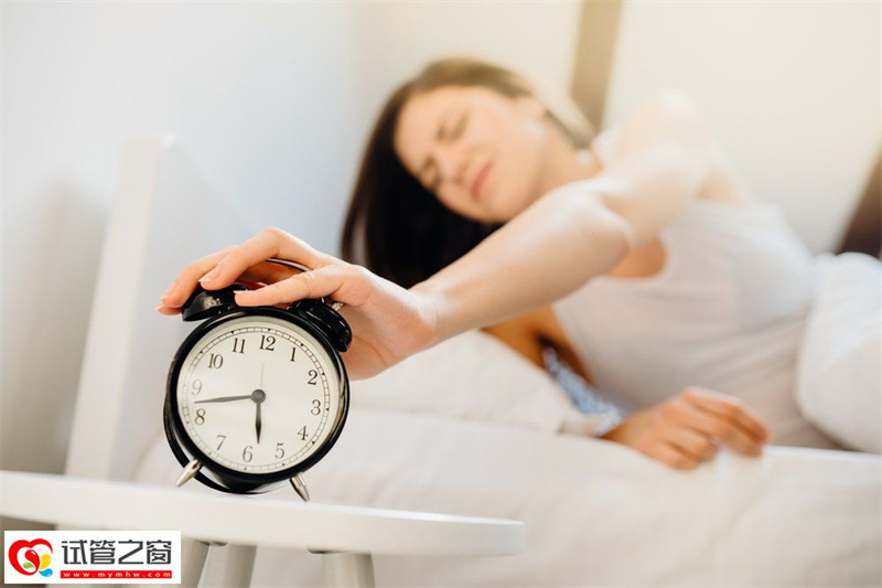 日光排毒:恢复和振兴身体的自然方式(图2) 早晨醒来的女人,手,手臂,肩膀,腿,舒适,闪光摄影,睫毛,手势