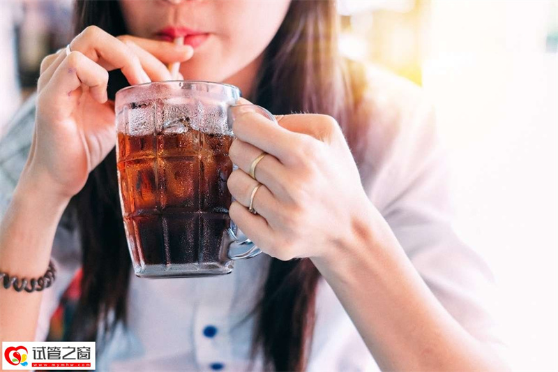 怀孕时喝苏打水有害吗?(图3) 饮料,手,食品,餐具,手势,液体