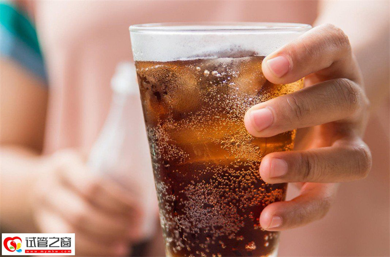 怀孕时喝苏打水有害吗?(图4) 玻璃杯、餐具、餐具、液体、白兰地、阿普里蒂夫、生锈指甲、配料、液体、饮料、酒器中的冷可乐