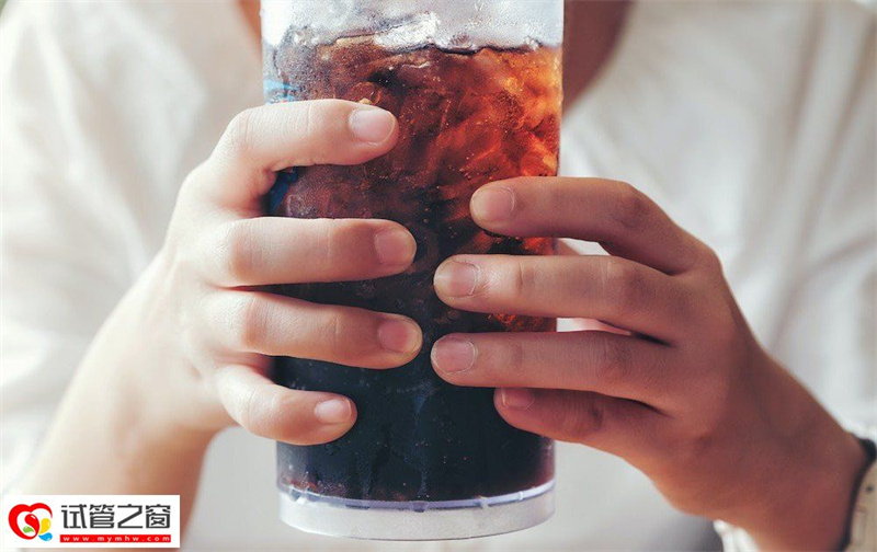 怀孕时喝苏打水有害吗?(图5) 酒具、液体餐具、液体餐具、餐具、手势餐具