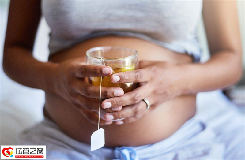 怀孕时喝苏打水有害吗?(图9) 洋甘菊茶与怀孕,手,餐具,人体,腰围,杯,手势